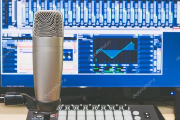 Produkcja muzyki techno w studiu z syntezatorami