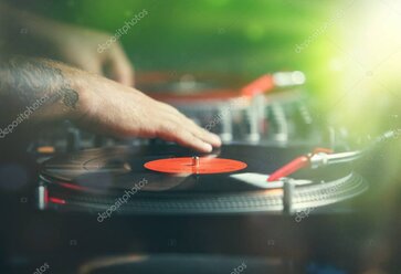 Cyberpunkowy live set DJ na futurystycznej scenie